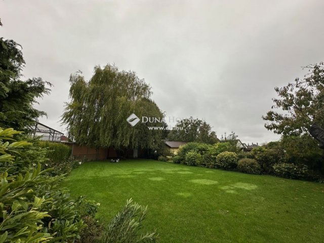 Eladó családi ház, Ercsiben 219 M Ft, 5 szobás