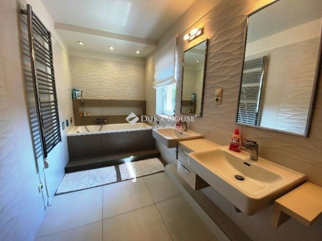 Eladó családi ház, Gödön 320 M Ft, 7 szobás