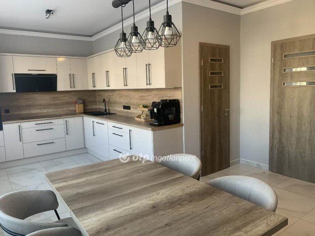 Eladó családi ház, Cegléden 164 M Ft, 5 szobás