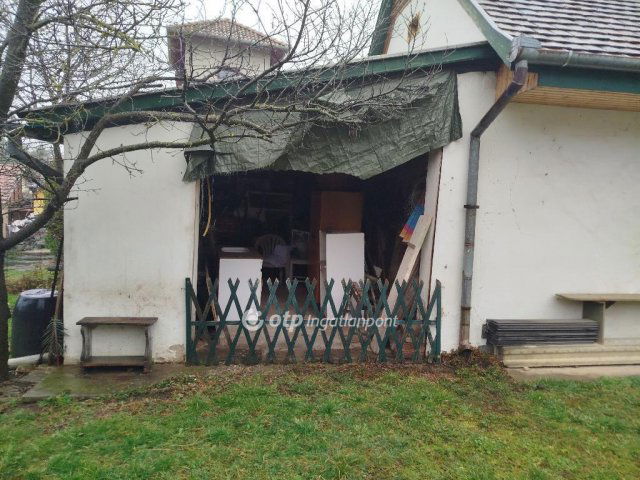 Eladó családi ház, Pécsett 42.9 M Ft, 2 szobás