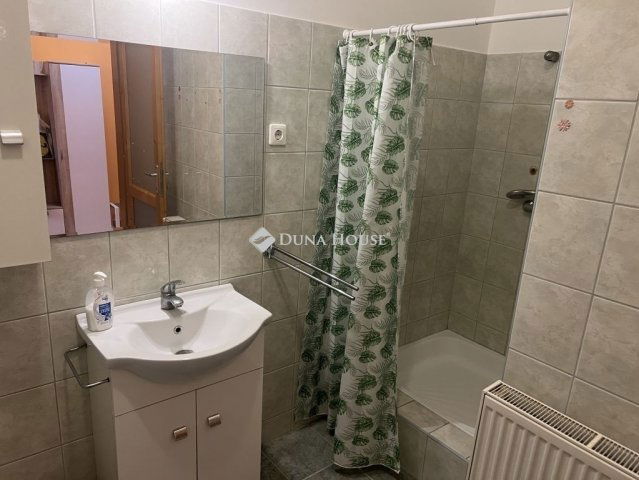 Eladó téglalakás, Pécsett 69.9 M Ft, 2 szobás