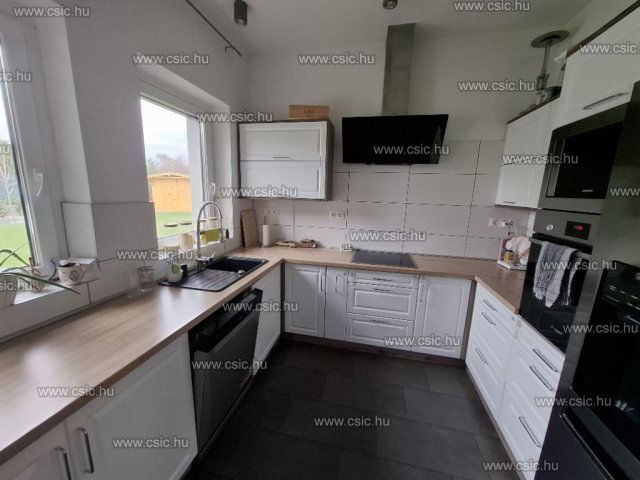 Eladó családi ház, Pomázon 270 M Ft, 5 szobás