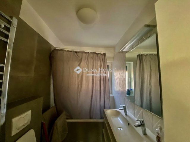 Eladó téglalakás, Pécsett 115 M Ft, 2 szobás