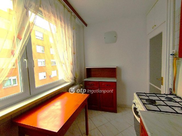 Eladó panellakás, Székesfehérvárott 61.9 M Ft, 1+2 szobás