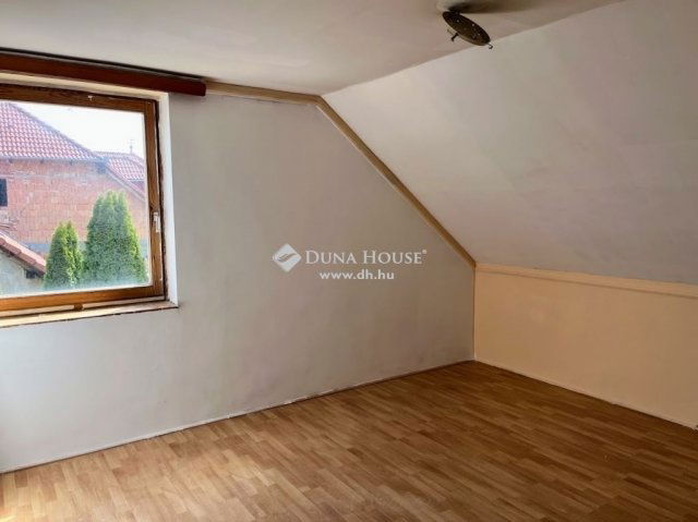 Eladó családi ház, Pécsett 74.9 M Ft, 6 szobás