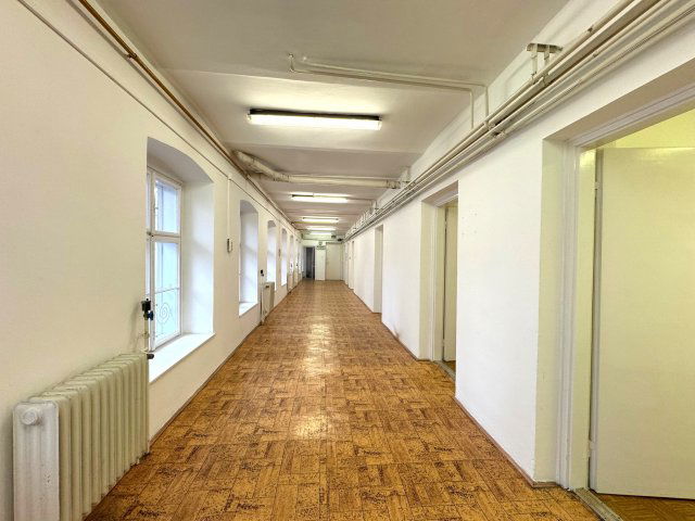 Eladó iroda, Pécsett, Perczel Miklós utcában 169.9 M Ft