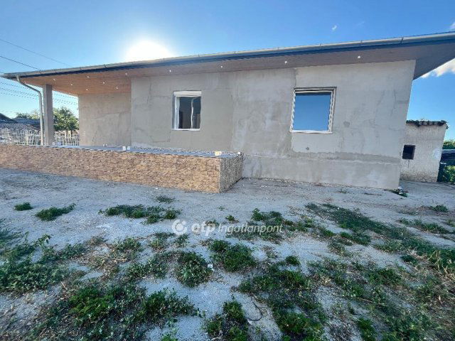 Eladó családi ház, Turán 37.99 M Ft, 2 szobás