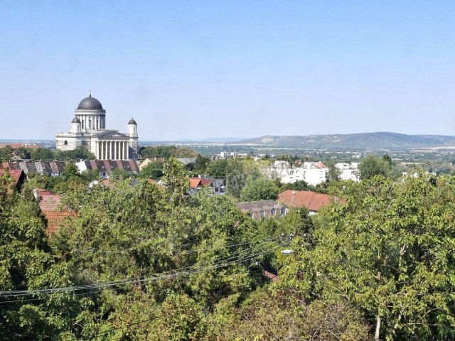Eladó családi ház, Esztergomban 129.9 M Ft, 7 szobás