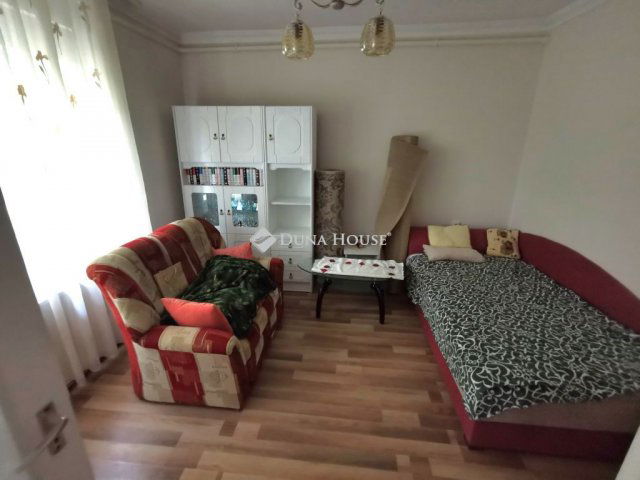 Eladó családi ház, Esztergomban 62.8 M Ft, 3 szobás