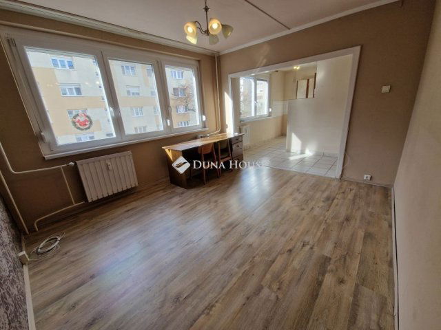 Eladó panellakás, Baján, Duna utcában 36.5 M Ft, 3 szobás