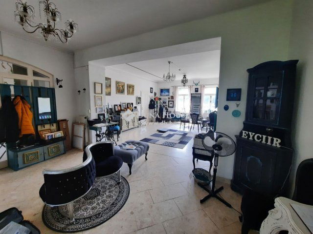 Eladó üzlethelyiség, Gödöllőn 320 M Ft, 6 szobás