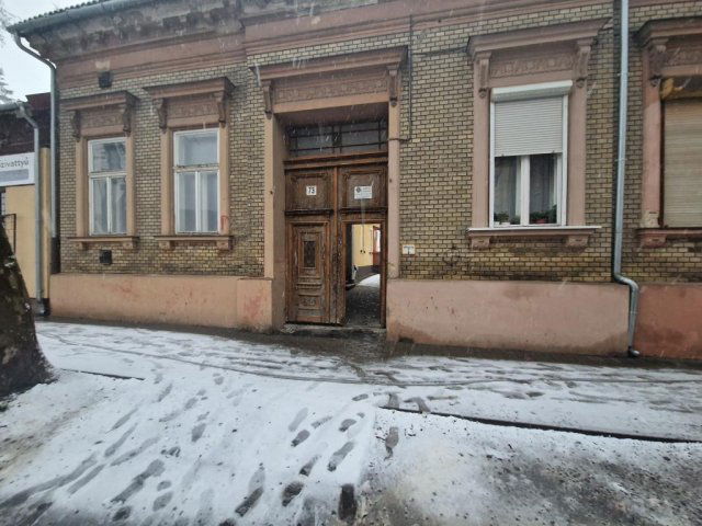 Eladó téglalakás, Kaposváron, Fő utcában 29.9 M Ft, 1+1 szobás