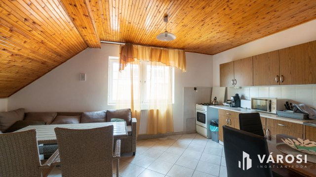 Eladó családi ház, Siófokon 279.9 M Ft, 12 szobás