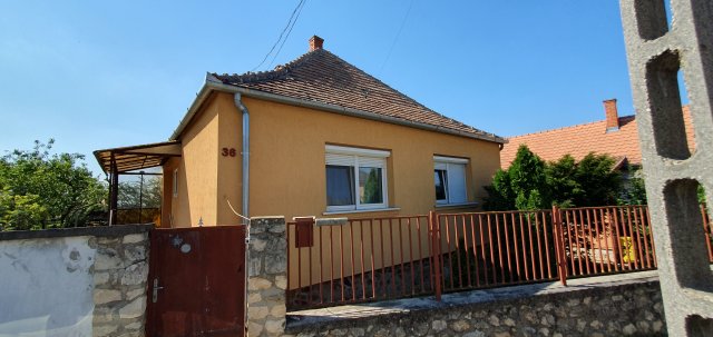 Eladó családi ház, Devecseren 32.9 M Ft, 3 szobás