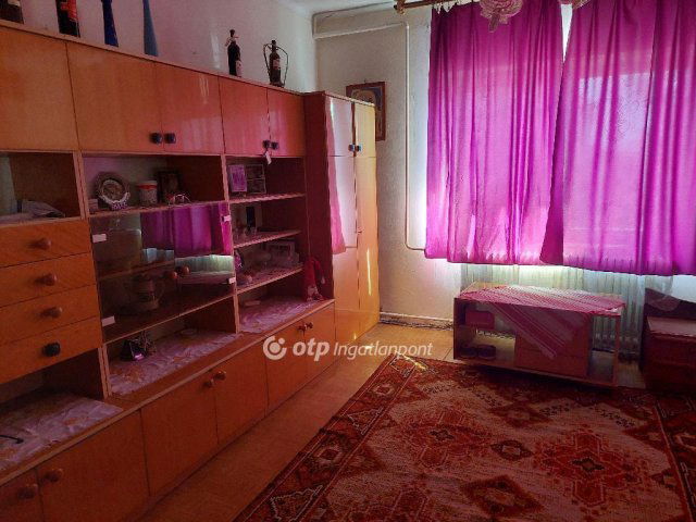 Eladó téglalakás, Zircen 35 M Ft, 2 szobás