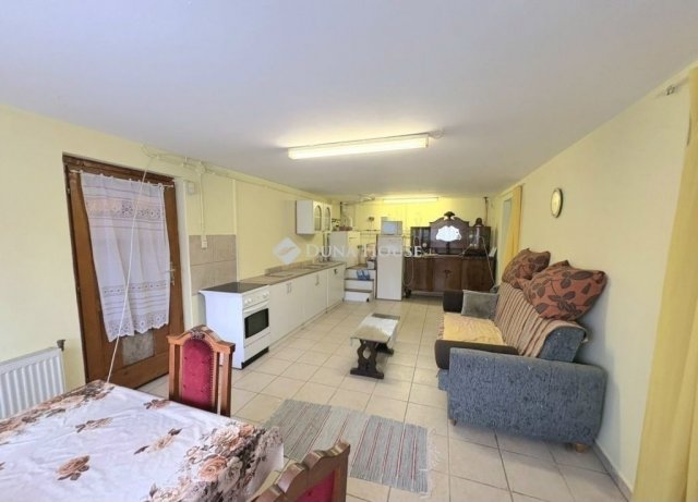 Eladó családi ház, Úrin 75.9 M Ft, 3 szobás