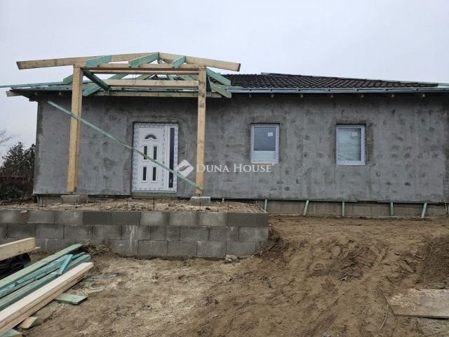 Eladó családi ház, Pócsmegyeren 124.9 M Ft, 4 szobás