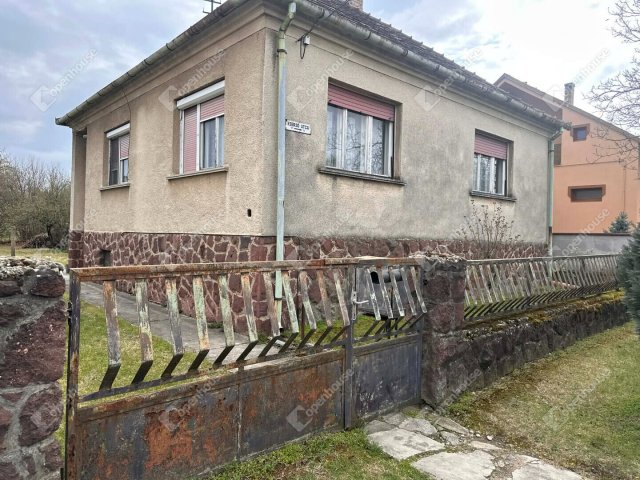 Eladó családi ház, Győrött 56.9 M Ft, 3 szobás