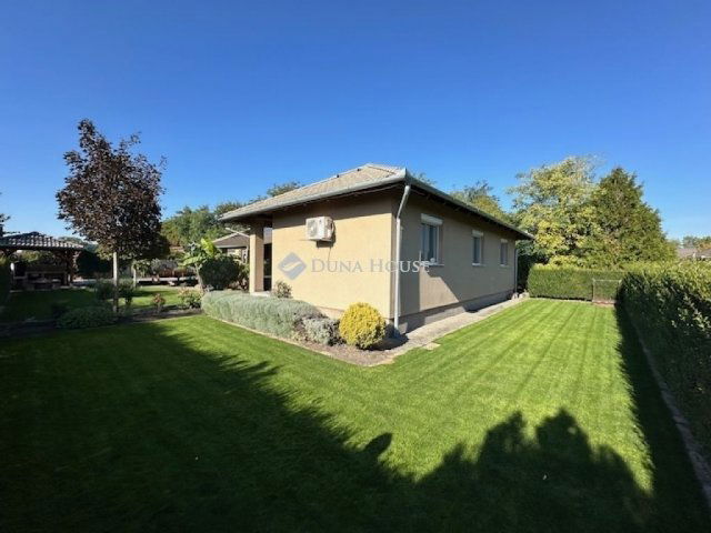 Eladó családi ház, Nagyvenyimen 129.9 M Ft, 4 szobás