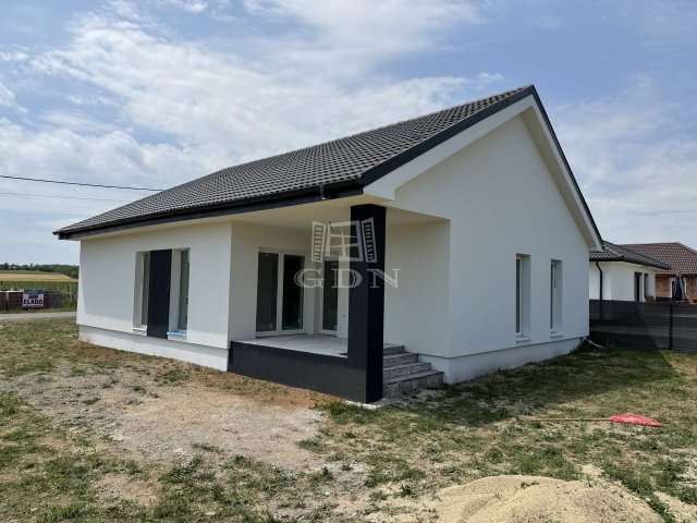 Eladó családi ház, Atkáron 70 M Ft, 4 szobás