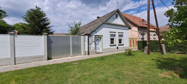 Eladó családi ház, Makón 36.9 M Ft, 4 szobás
