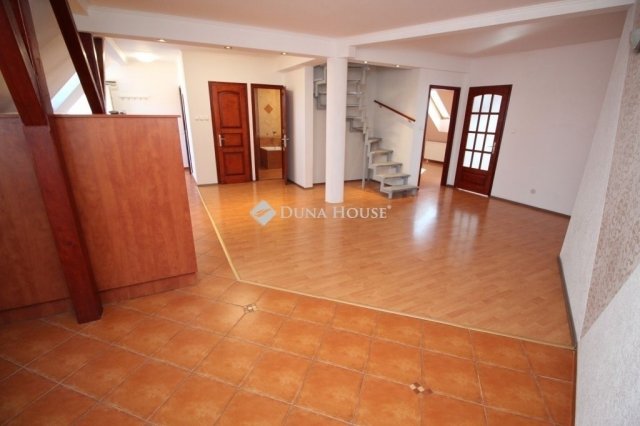 Eladó téglalakás, Kecskeméten 64.9 M Ft, 6 szobás