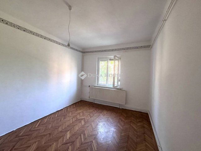 Eladó téglalakás, Komlón 16.2 M Ft, 2 szobás