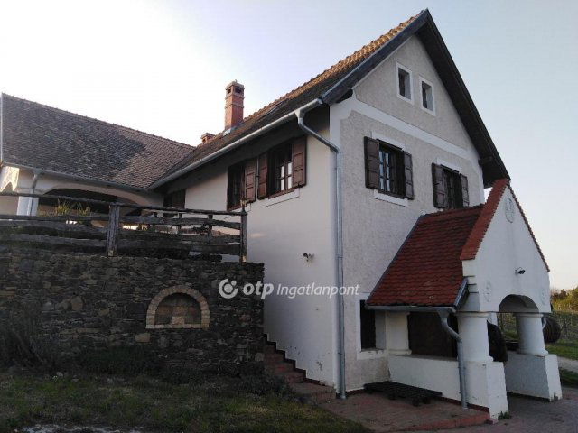 Eladó családi ház, Lesencetomajon 270 M Ft, 4+1 szobás