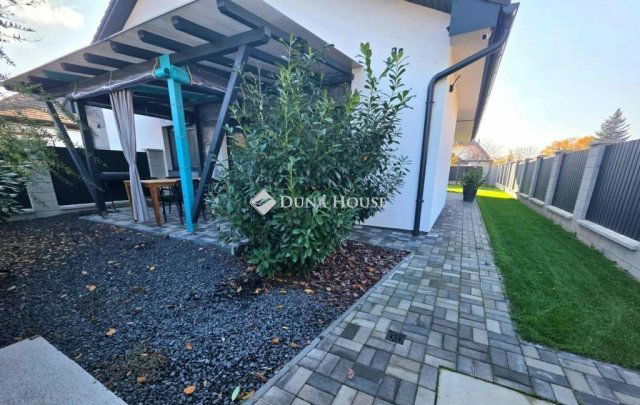 Eladó családi ház, Siófokon 179.9 M Ft, 7 szobás