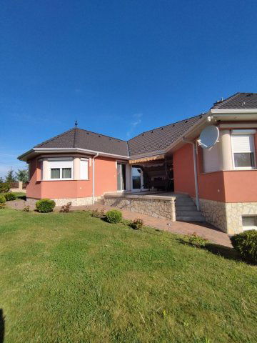 Eladó családi ház, Bakonyszentlászlón 110 M Ft, 6 szobás