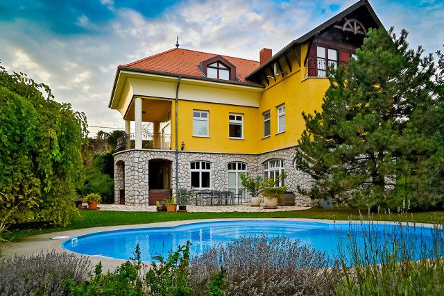 Eladó családi ház, Pécsett, Donátusi úton 320 M Ft, 6 szobás