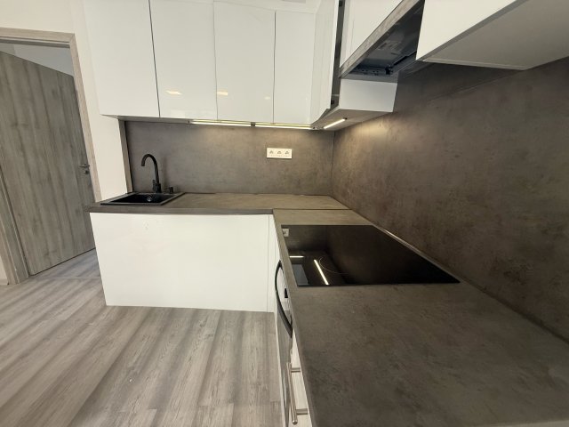 Eladó panellakás, Szegeden 63.99 M Ft, 4 szobás