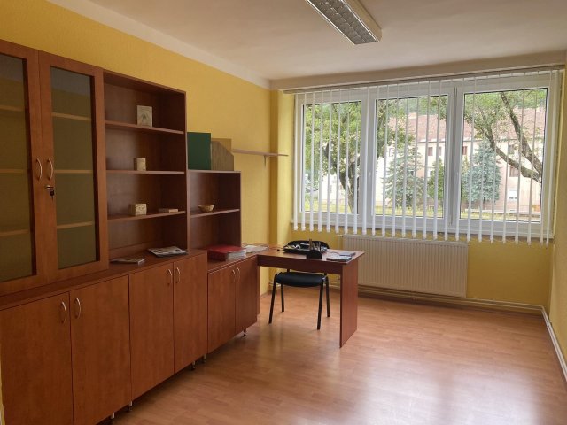 Eladó iroda, Salgótarjánban 60 M Ft, 7 szobás