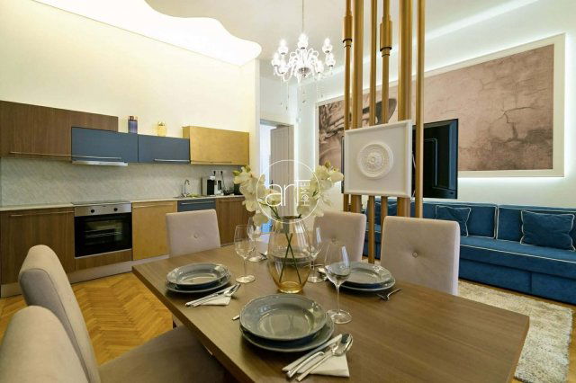 Eladó téglalakás, Budapesten, V. kerületben, Október 6. utcában