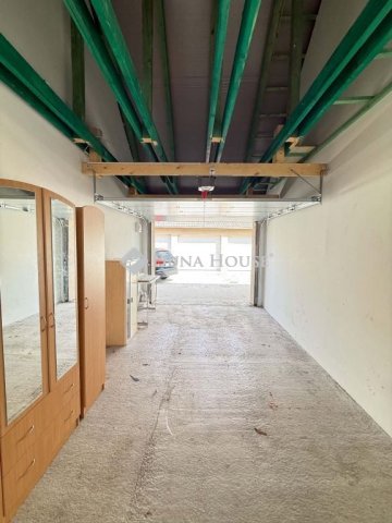 Eladó garázs, Pécsett, Eszék utcában 14.5 M Ft