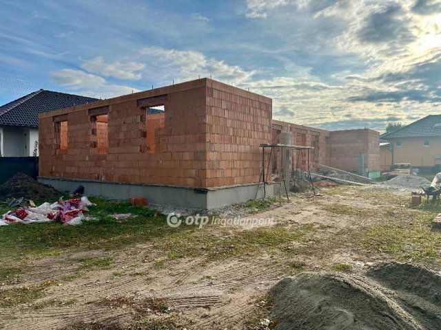 Eladó ikerház, Monoron 86.6 M Ft, 3 szobás / költözzbe.hu