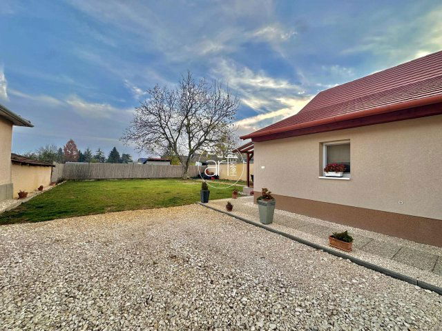 Eladó családi ház, Sándorfalván 79.9 M Ft, 2+1 szobás