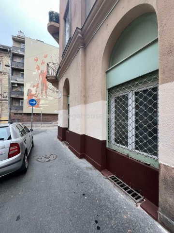 Eladó üzlethelyiség, VIII. kerületben, József utcában