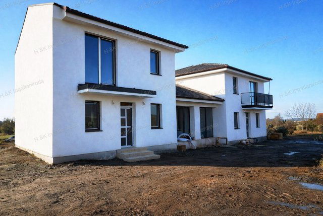 Eladó ikerház, Fóton 144.5 M Ft, 5 szobás / költözzbe.hu