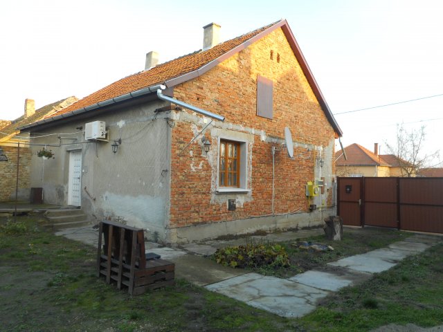Eladó családi ház, Kiszomboron 36.5 M Ft, 3 szobás