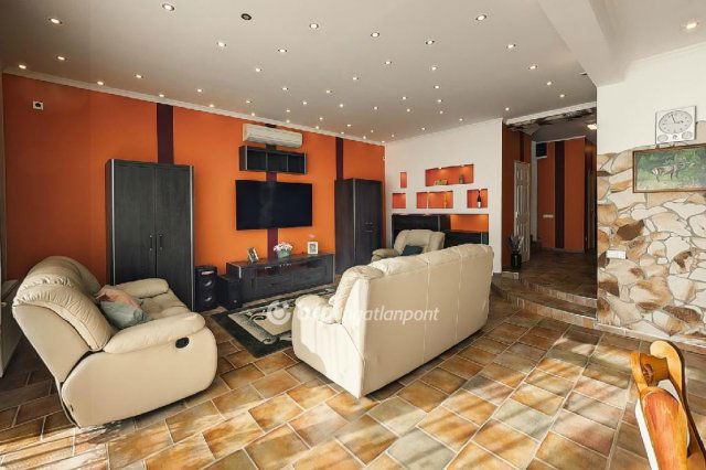 Eladó családi ház, Csomádon 155 M Ft, 4 szobás