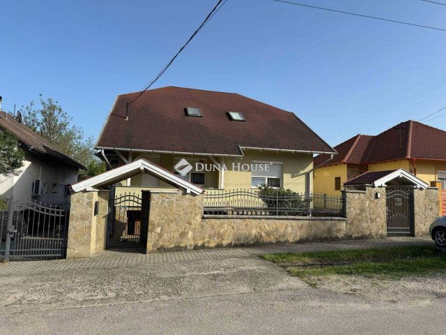 Eladó családi ház, Százhalombattán 129.9 M Ft, 6 szobás