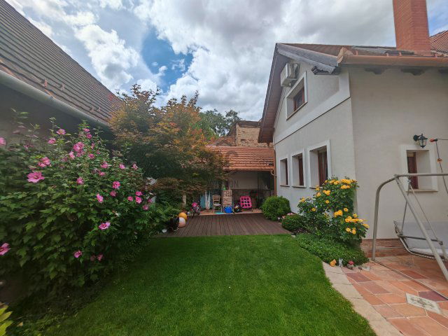 Eladó családi ház, Esztergomban 149.9 M Ft, 4 szobás