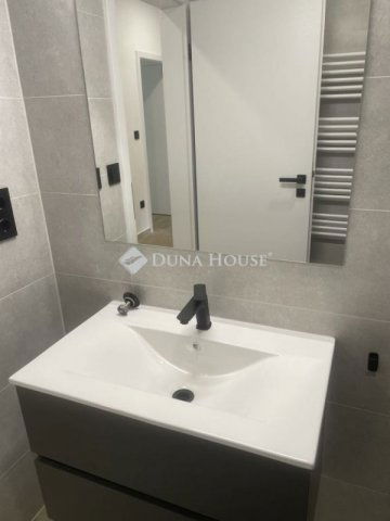 Eladó panellakás, Pécsett 64.99 M Ft, 3 szobás