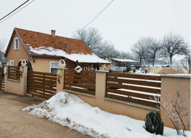 Eladó családi ház, Versegen 50 M Ft, 2 szobás