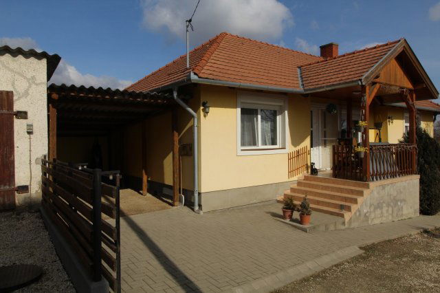 Eladó családi ház, Lesencetomajon 90 M Ft, 5+1 szobás