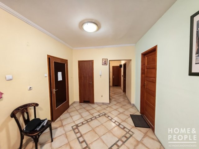 Eladó téglalakás, Szegeden 100.99 M Ft, 5 szobás