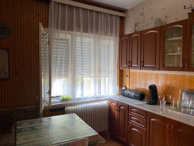 Eladó családi ház, Pécsett 375 M Ft, 6 szobás