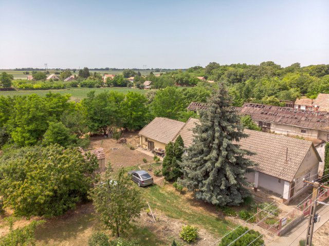 Eladó családi ház, Lajoskomáromban, Köztársaság utcában