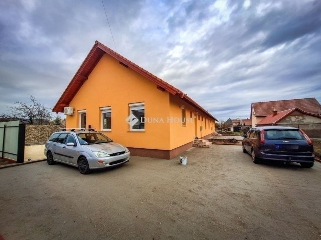 Eladó ikerház, Monoron 99.9 M Ft, 5 szobás / költözzbe.hu